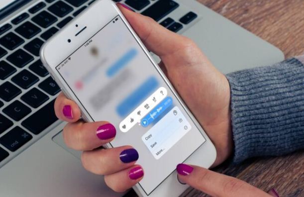 كيفية حفظ الرسائل الصوتية على iPhone وiPad في iOS 15